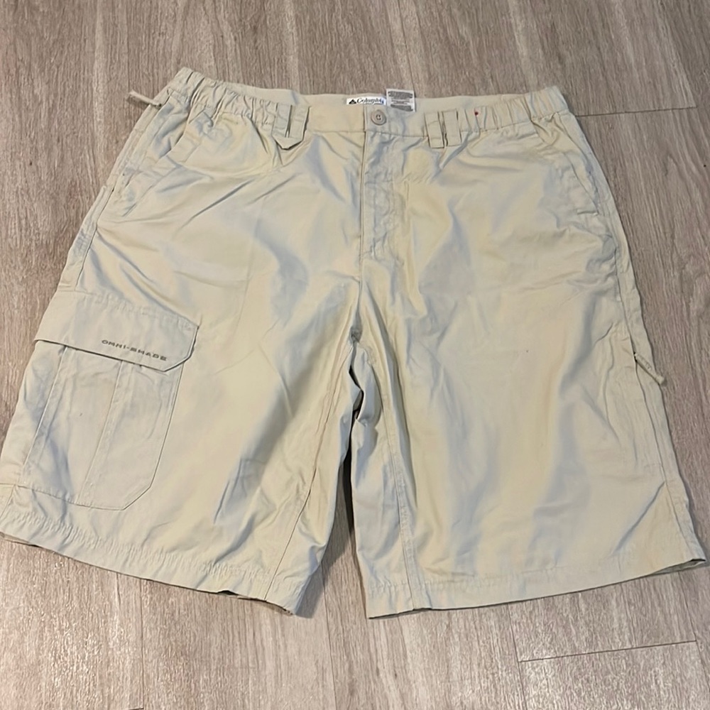 Columbia Mens Omni shield khaki shorts